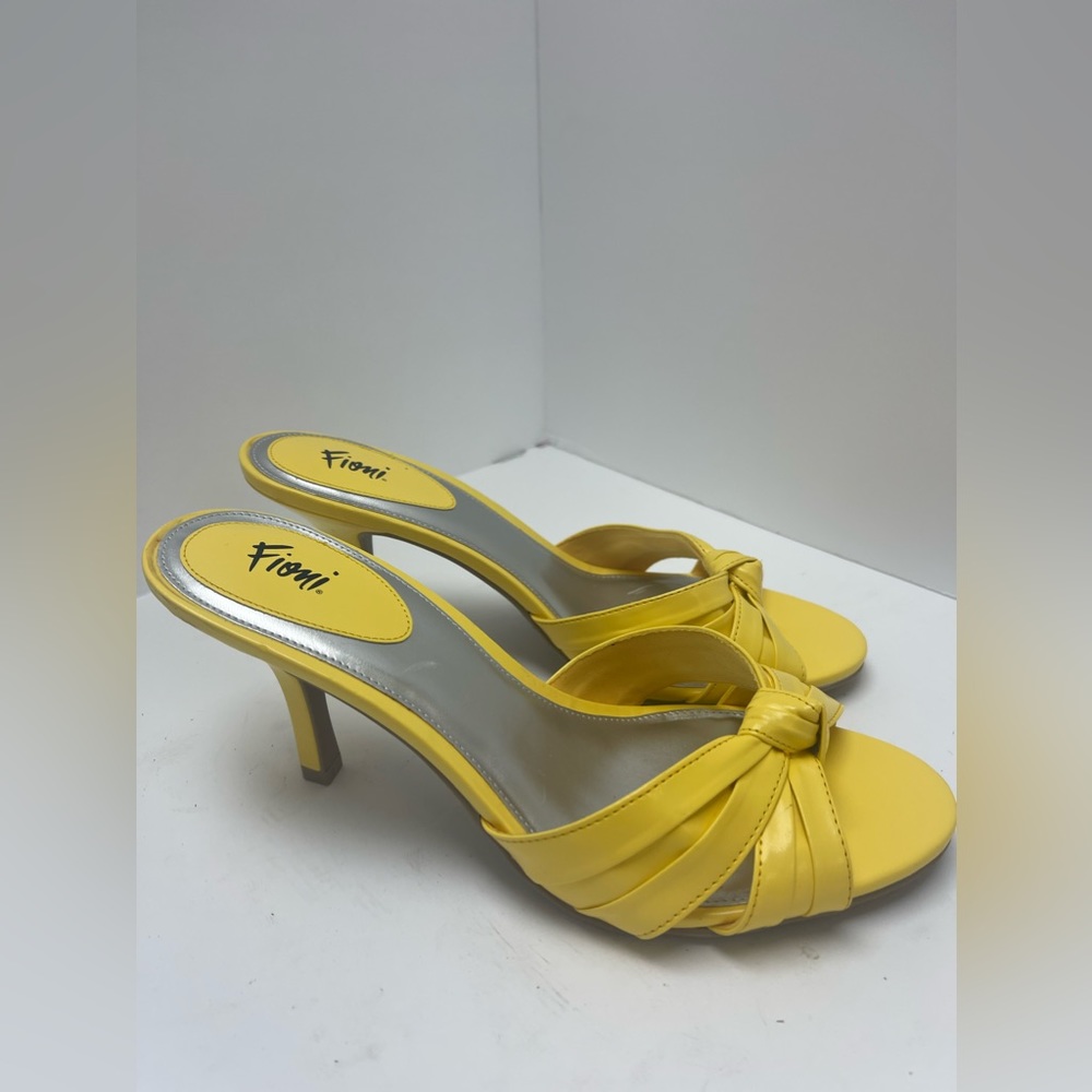 Fioni yellow size 11 low heel slip on